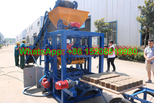 QT4-24 concrete paver block making machine is tested for customers before shippment