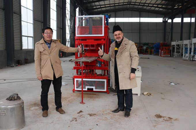 Iraq Customer test GiantLin SYN2-5 automatic interlocking lego brick making machine