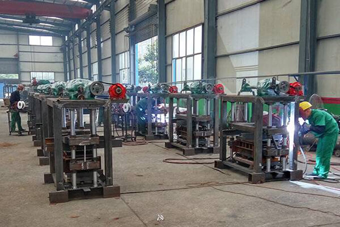giantLin QT40-2 small concrete block making machine in production